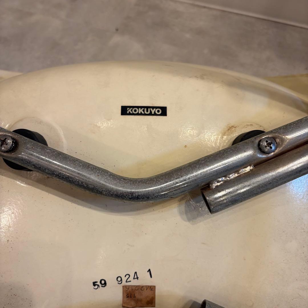 スタッキングチェア　KOKUYO ホワイト　1/2