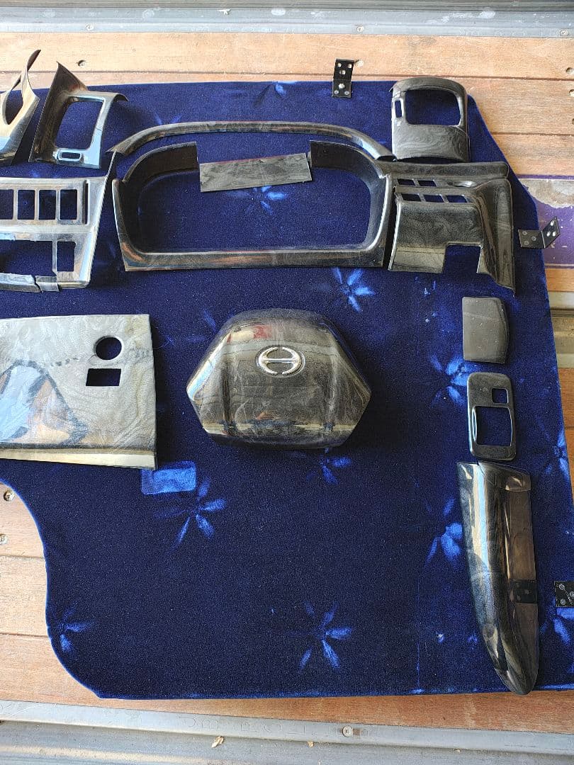 日野グランドプロフィア　内装パネル　ブラック木目