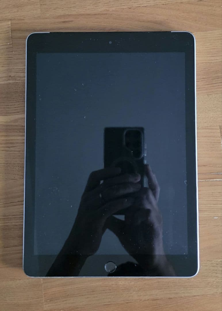 【ジャンク】Apple iPad 第６世代 A1954 本体 シルバー 起動不可