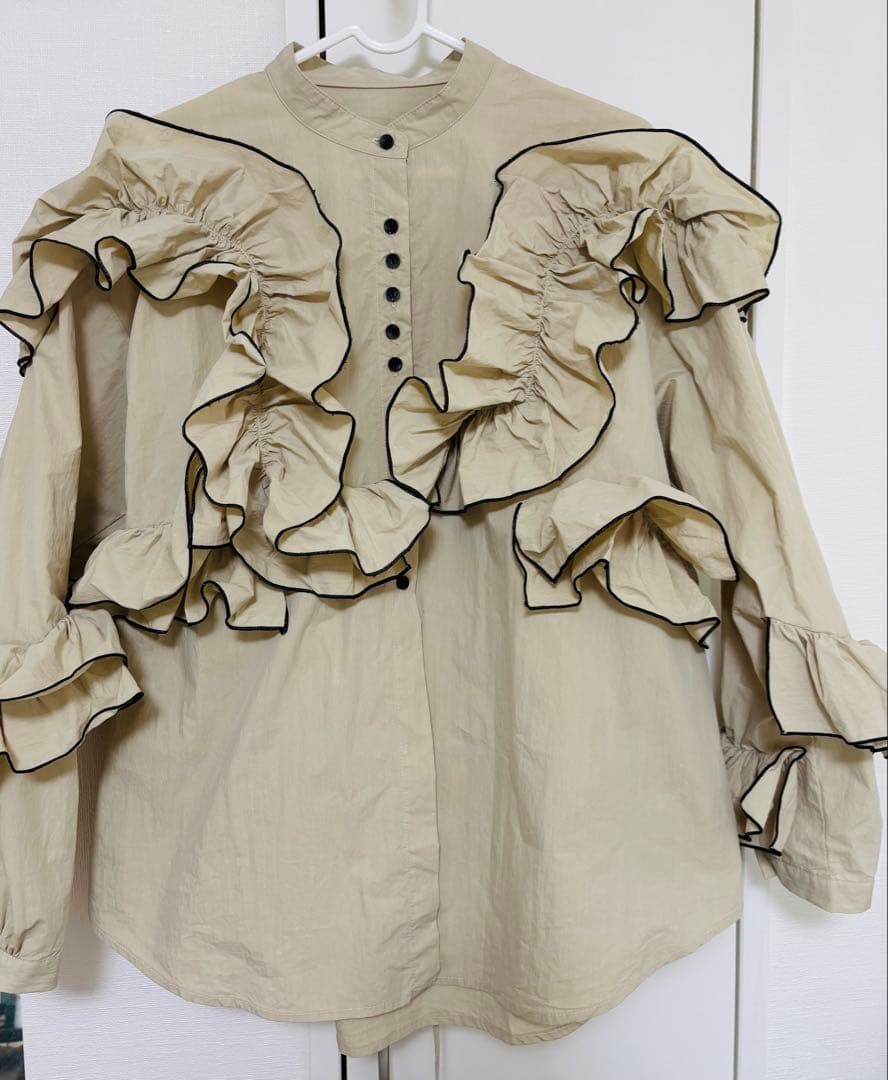 未使用　Eaphi FEELING FRILLS BLOUSE