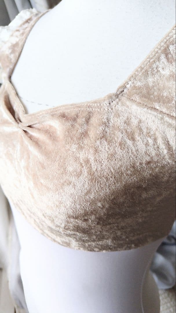 S～Mサイズ∕アイボリーのクラッシュベロアが光る起毛レース袖の娘役レオタード白