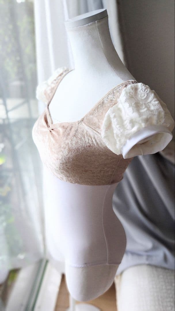 S～Mサイズ∕アイボリーのクラッシュベロアが光る起毛レース袖の娘役レオタード白