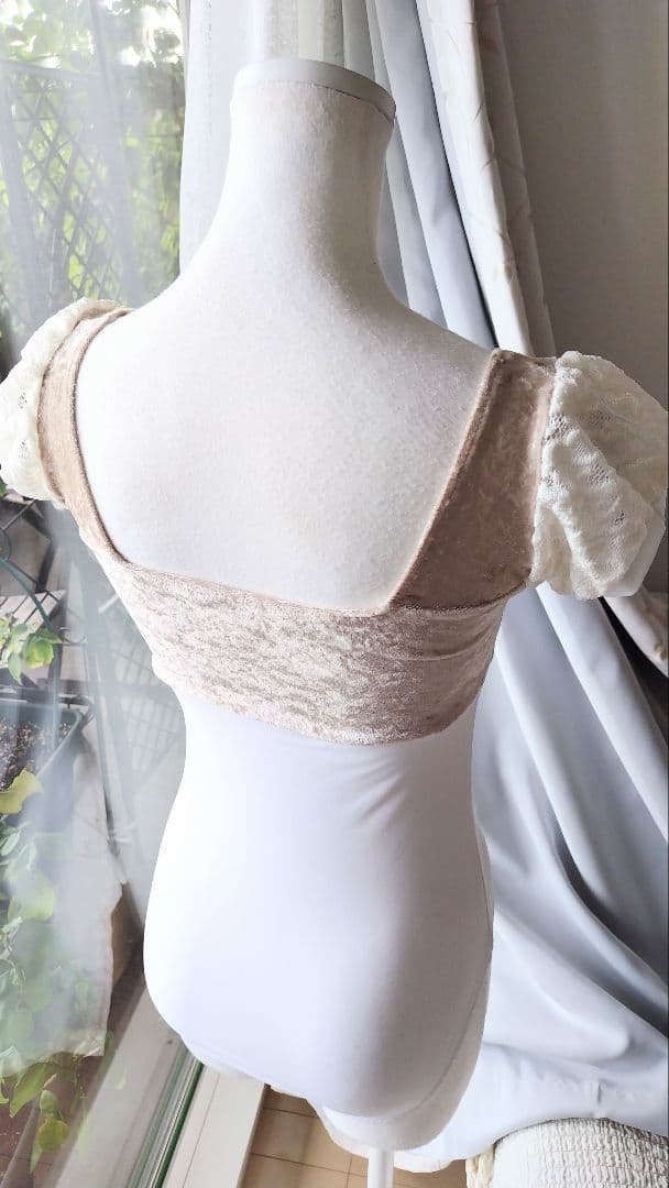 S～Mサイズ∕アイボリーのクラッシュベロアが光る起毛レース袖の娘役レオタード白