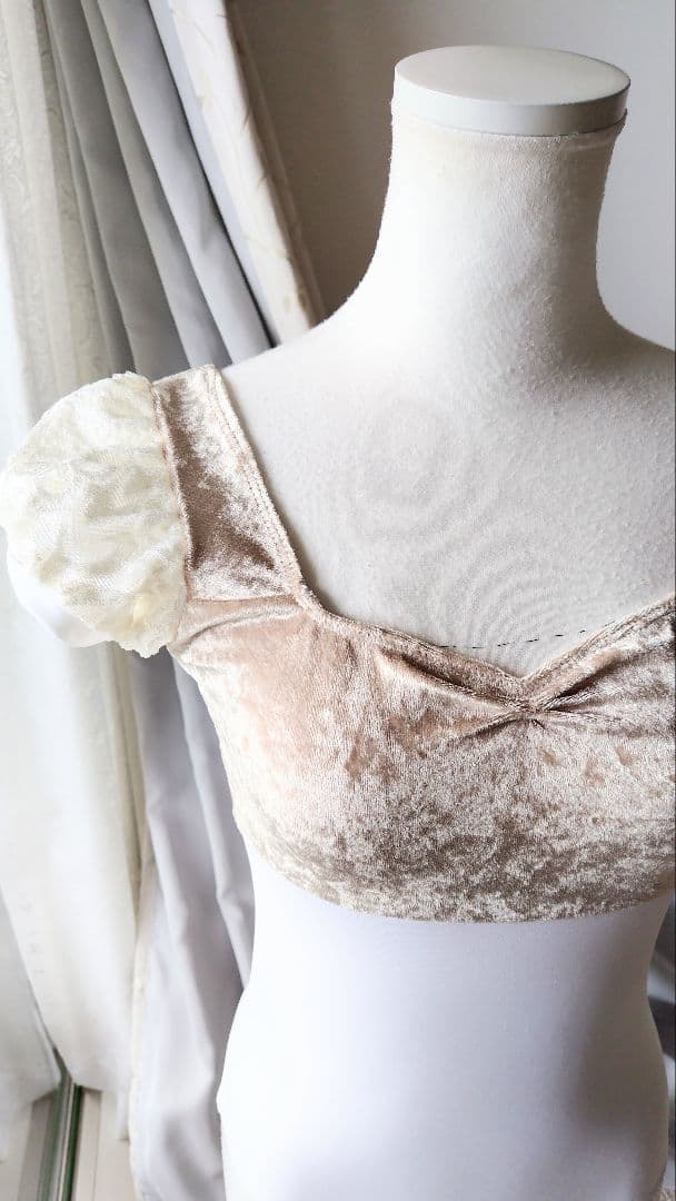 S～Mサイズ∕アイボリーのクラッシュベロアが光る起毛レース袖の娘役レオタード白