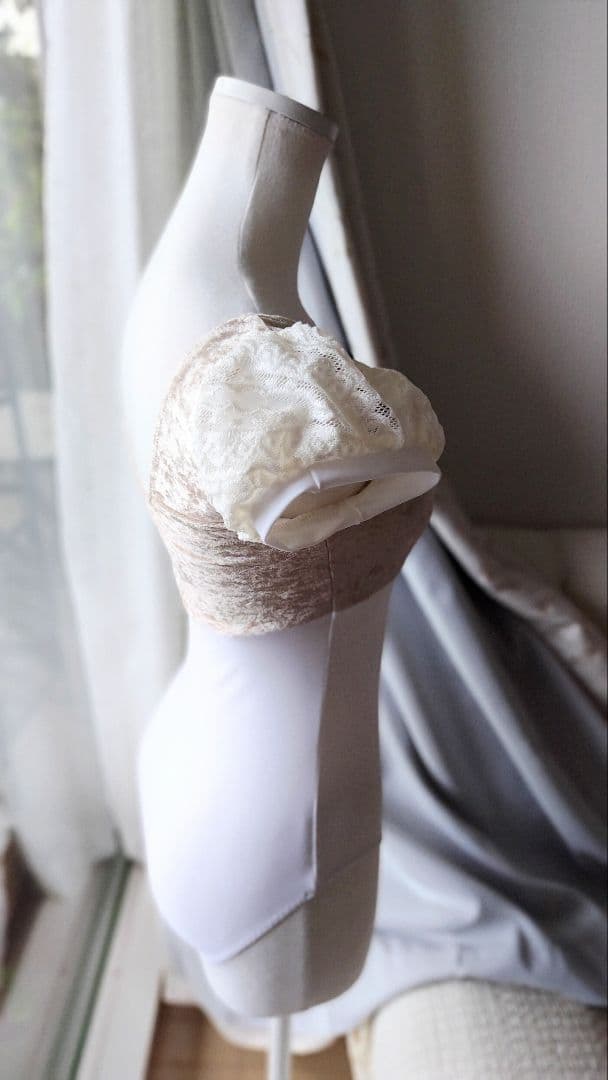 S～Mサイズ∕アイボリーのクラッシュベロアが光る起毛レース袖の娘役レオタード白