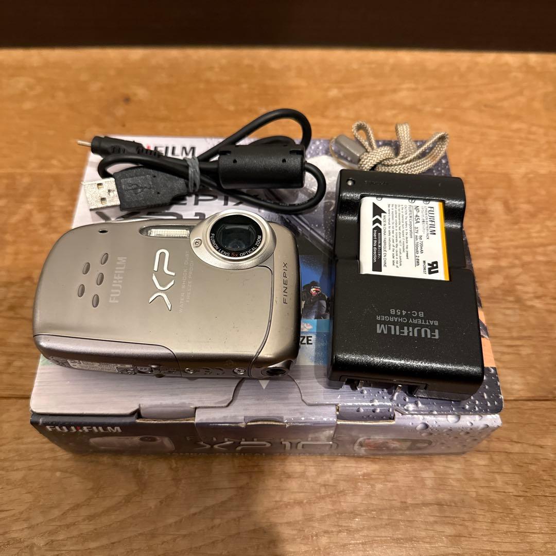 Fujifilm FinePix XP10 シルバー　フジフィルムデジカメ