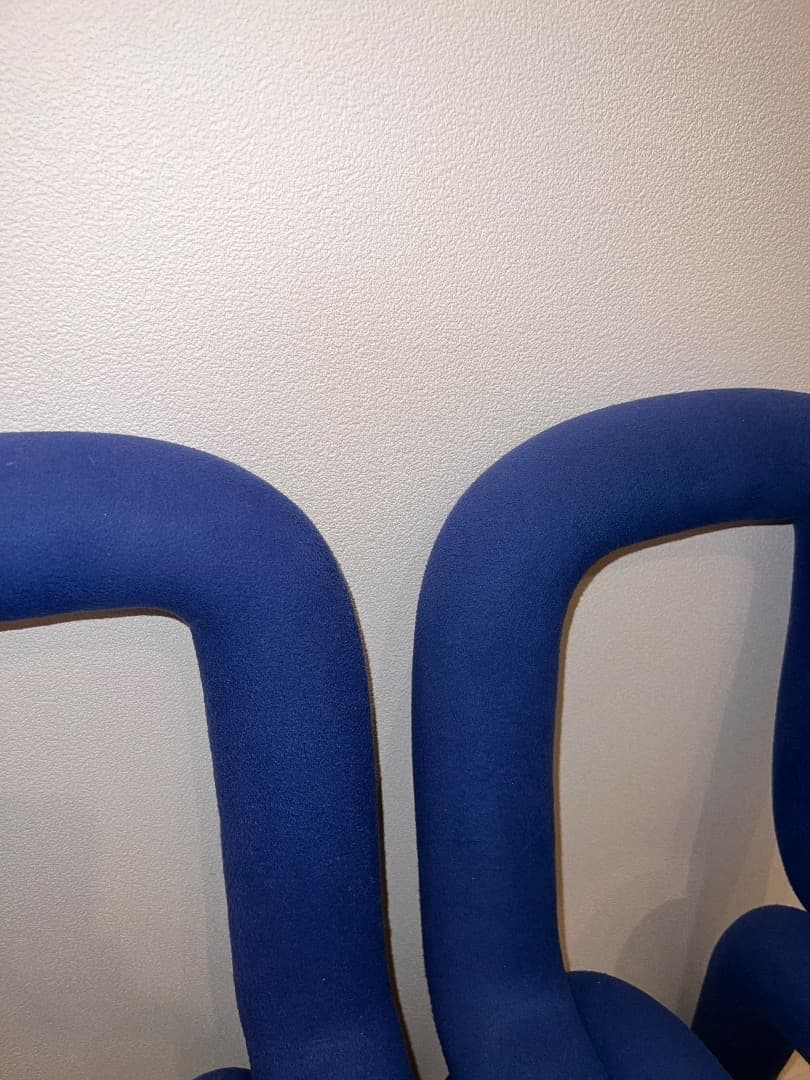 ブルーのデザイナーズチェア（Bold Chair風）