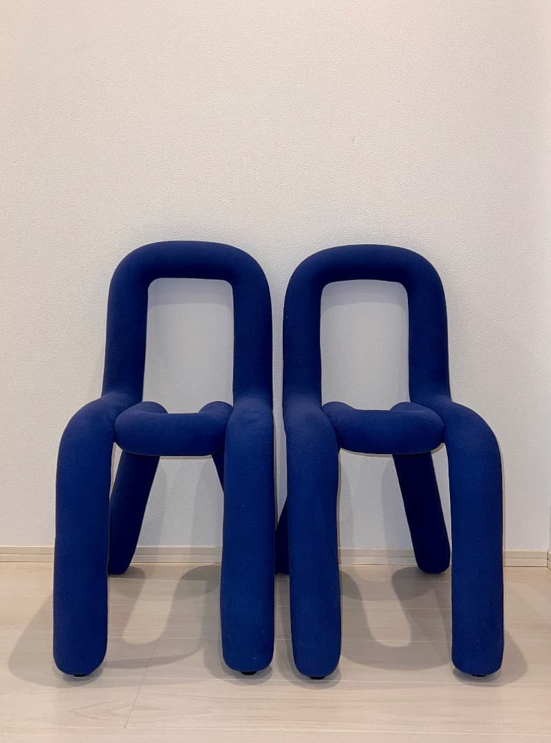 ブルーのデザイナーズチェア（Bold Chair風）