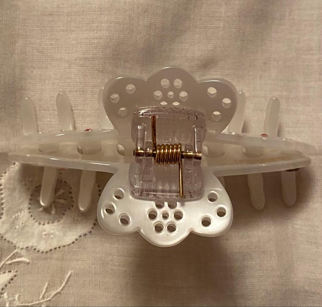 ホワイト花柄ヘアクリップ ストーン付き