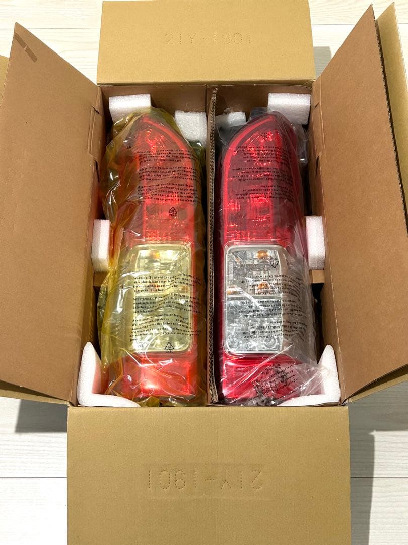 TOYOTA 純正テールライト 200系ハイエース　左右　　　新車外し