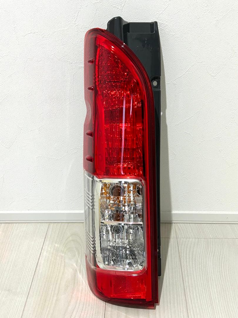 TOYOTA 純正テールライト 200系ハイエース　左右　　　新車外し