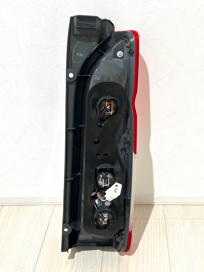 TOYOTA 純正テールライト 200系ハイエース　左右　　　新車外し