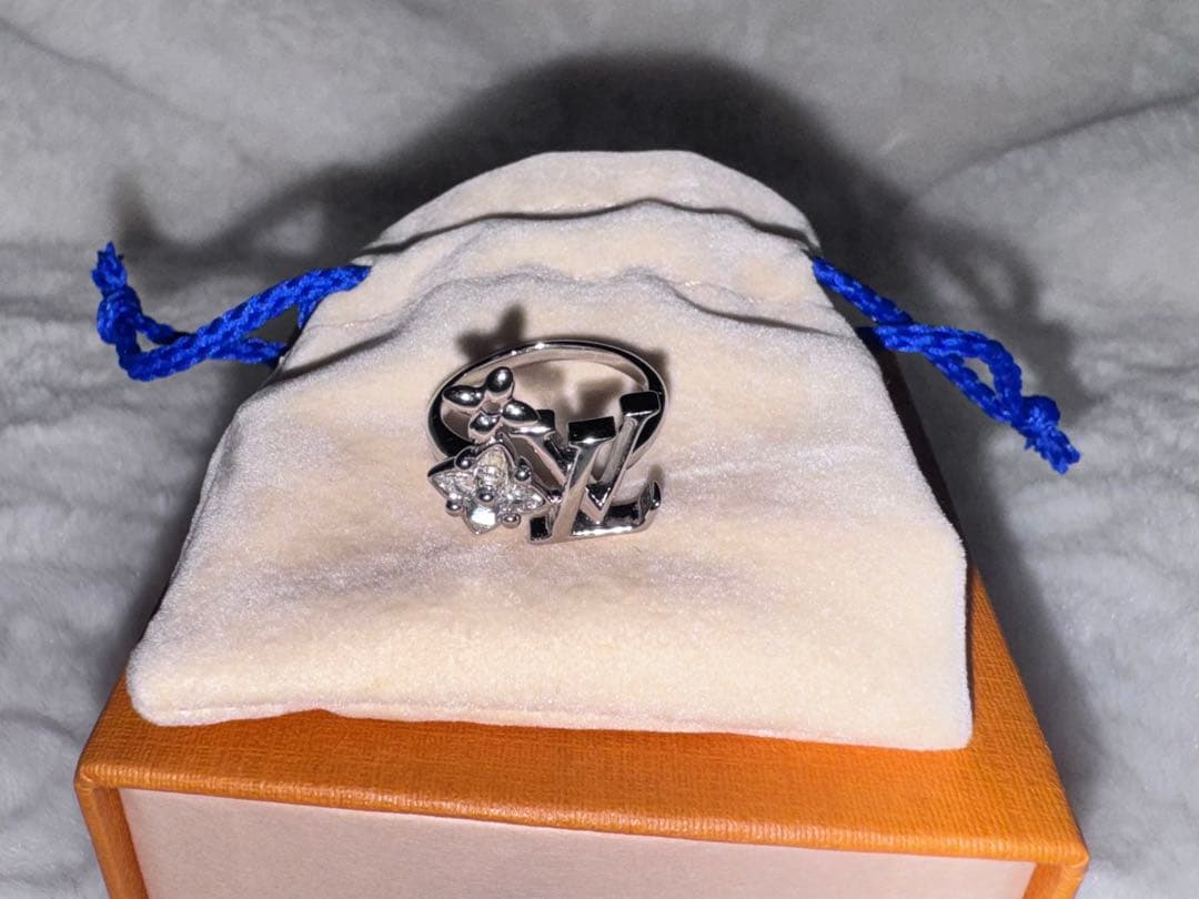 Louis Vuitton ロゴリング シルバー レディース