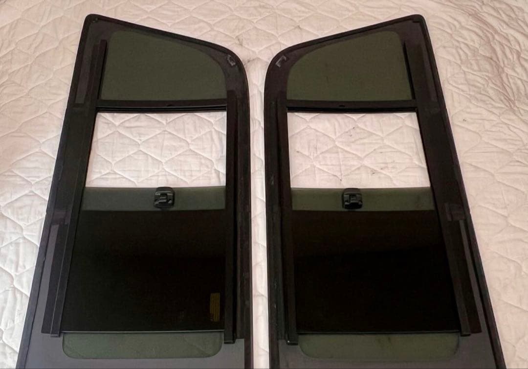 ハイエース 200系 3型 スライドドアガラス 左右セット 5ドア 小窓付き