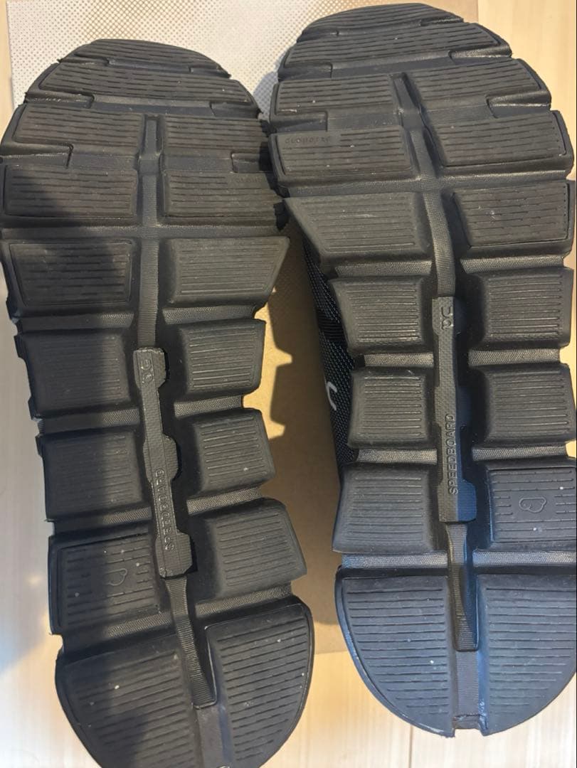 on cloud 6 versa ブラック 27cm 箱あり