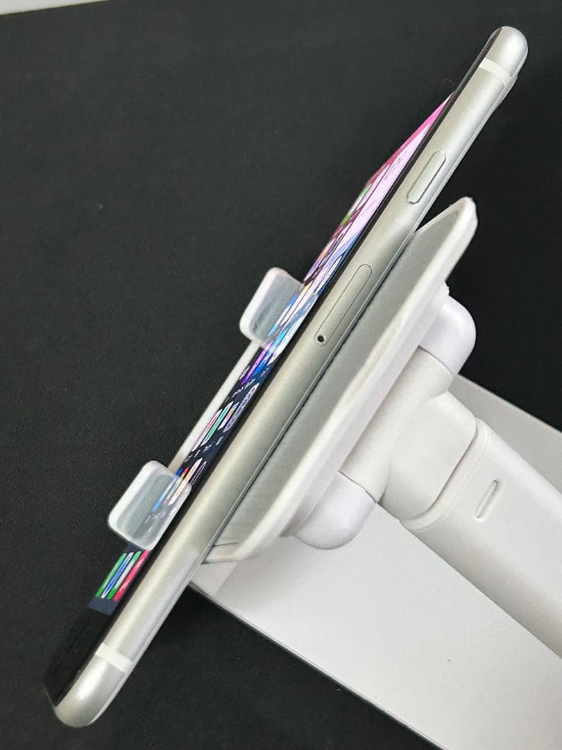 ち*る様 【きれい!!】✴︎SIMフリー Apple iPhoneSE2 64G