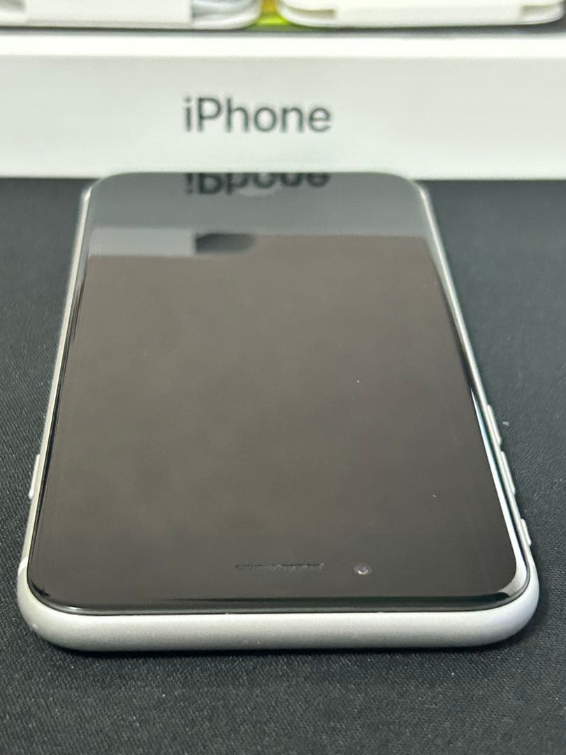 ち*る様 【きれい!!】✴︎SIMフリー Apple iPhoneSE2 64G