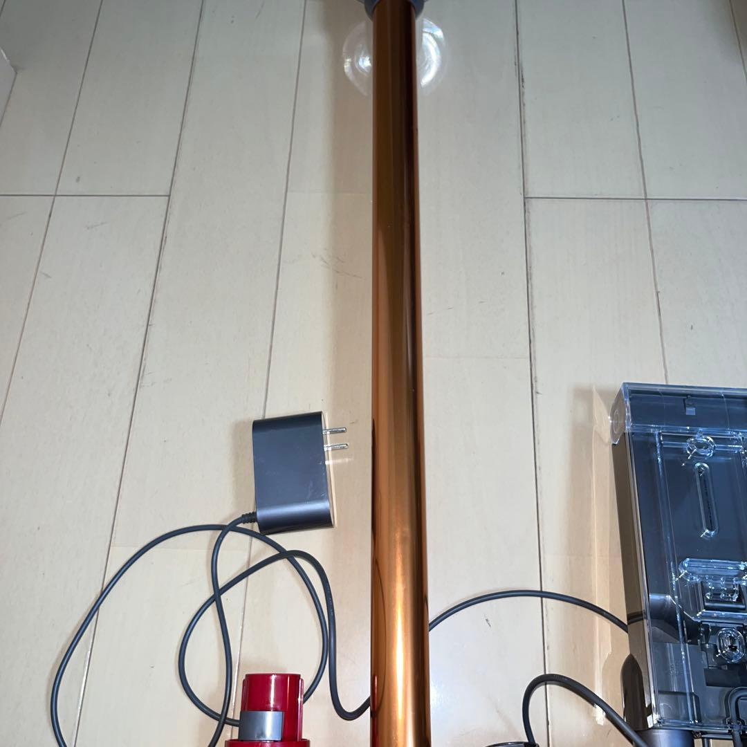 送料込 美品Dyson V10 コードレスクリーナー 充電器　ホルダー　ノズル
