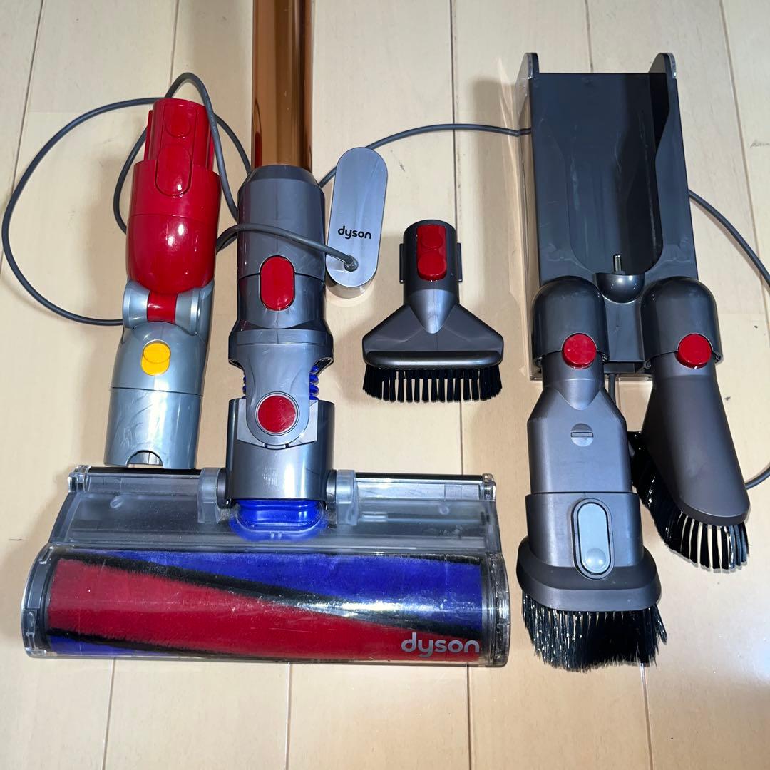 送料込 美品Dyson V10 コードレスクリーナー 充電器　ホルダー　ノズル