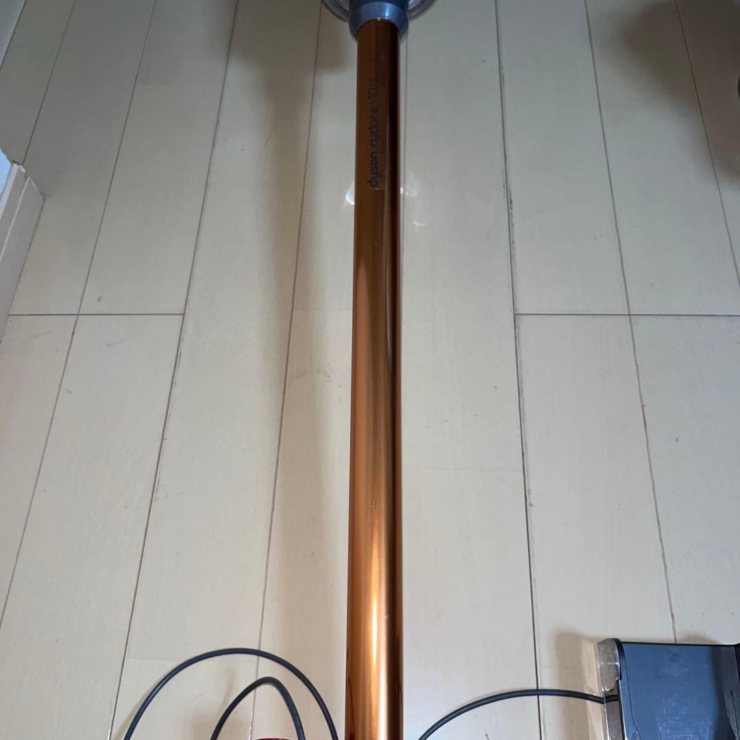 送料込 美品Dyson V10 コードレスクリーナー 充電器　ホルダー　ノズル
