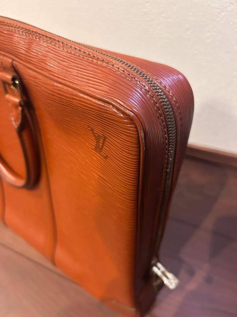 ルイ ヴィトン エピ ポルトドキュマン ヴォワヤージュ