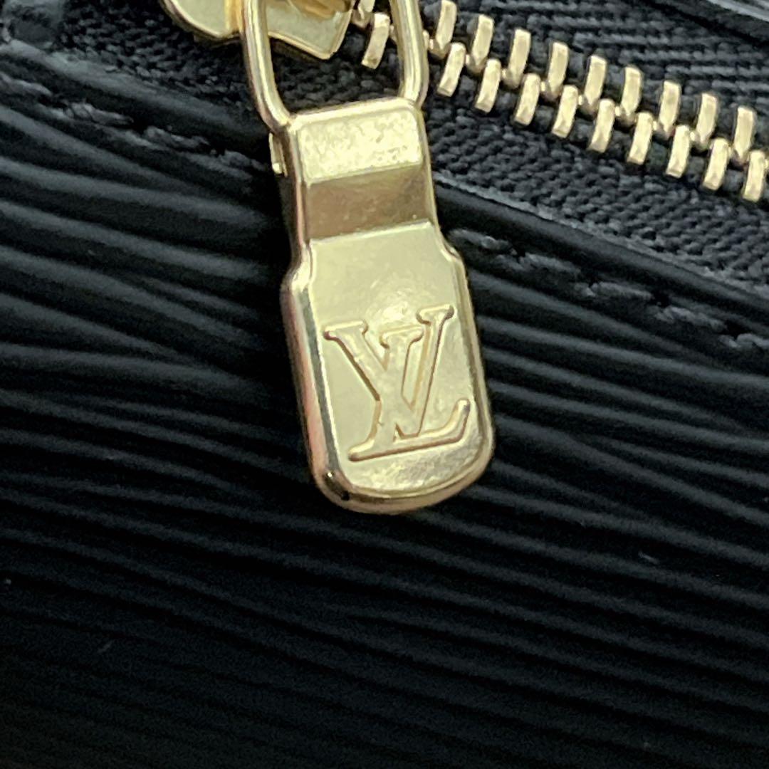 ルイヴィトン　ミニポーチ　エピ　型押しロゴ　ゴールド金具　LVロゴ　筒形　黒