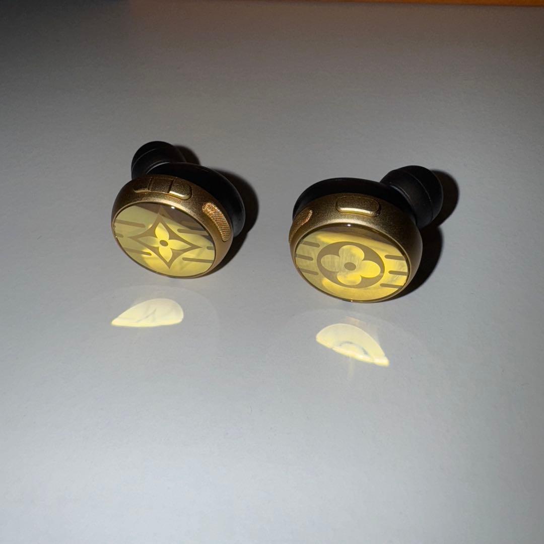 ルイヴィトン　ホライゾンライト・アップイヤホン　ゴールド　QAB220