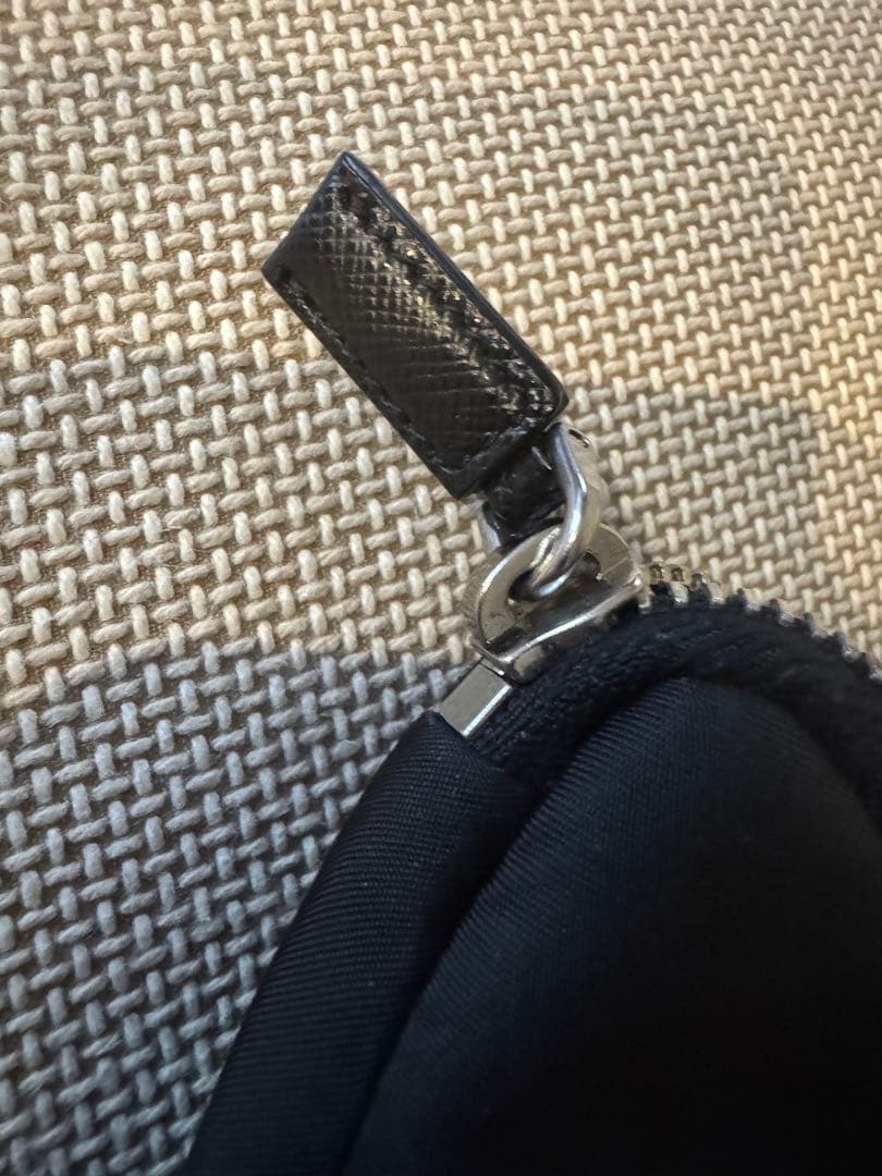 PRADA トライアングルポーチ　ブラック