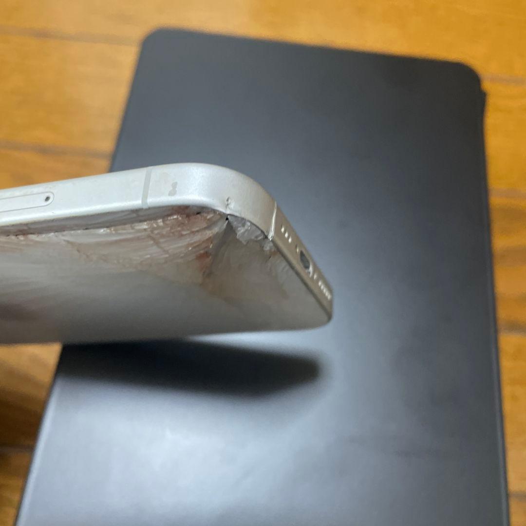 IPhone 16 ジャンク品　背面割れ　ホワイト　256GB