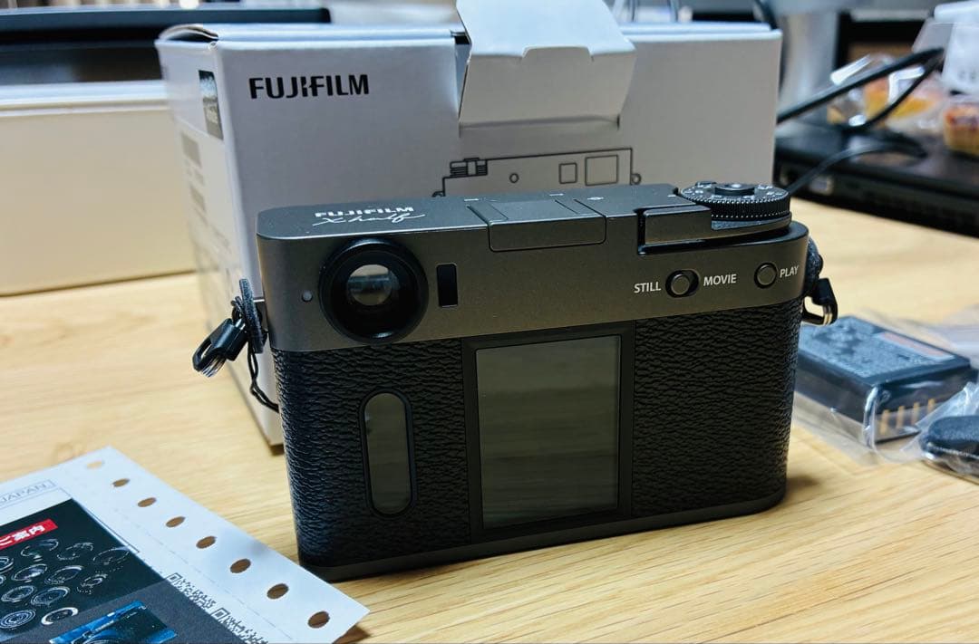 富士フイルム　コンパクトデジタルカメラ　X-half 　チャコールシルバー