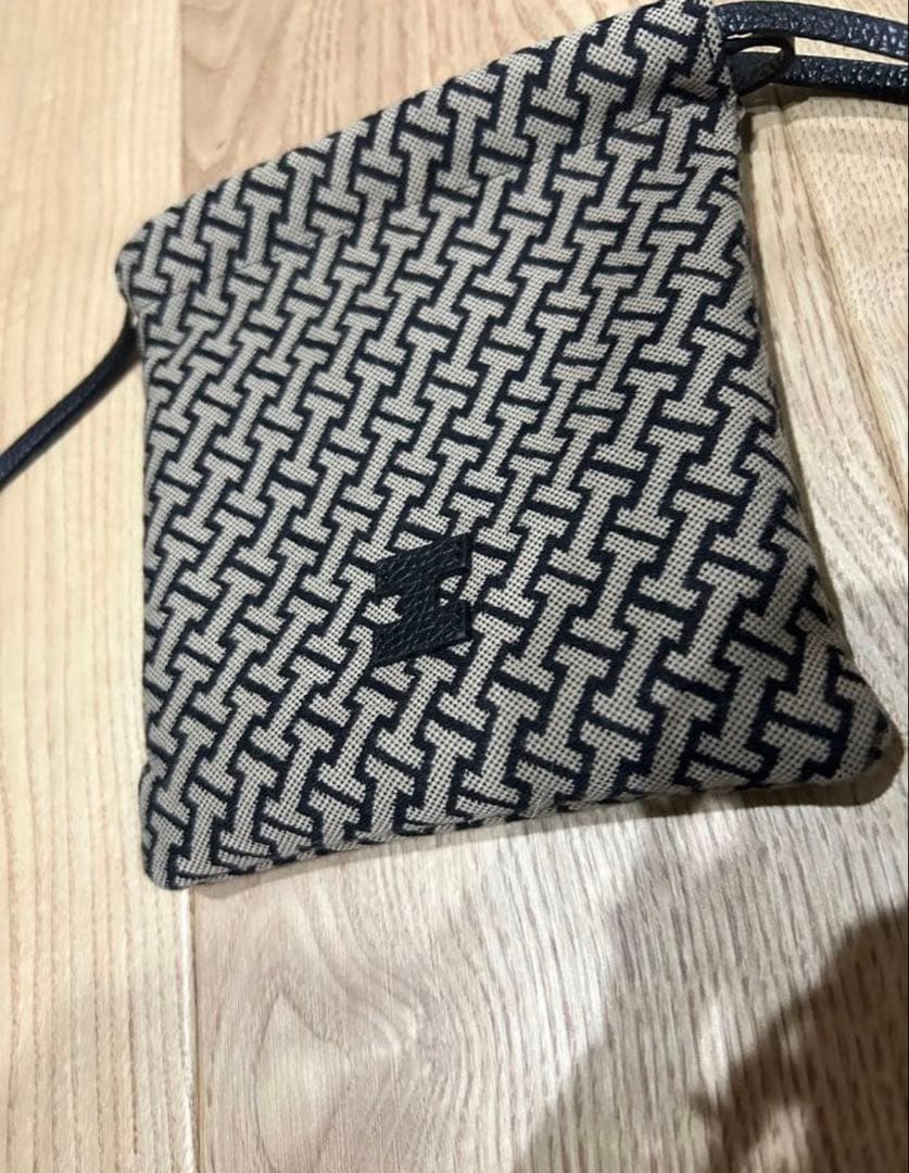 美品　IACUCCI モノグランマ ポーチ