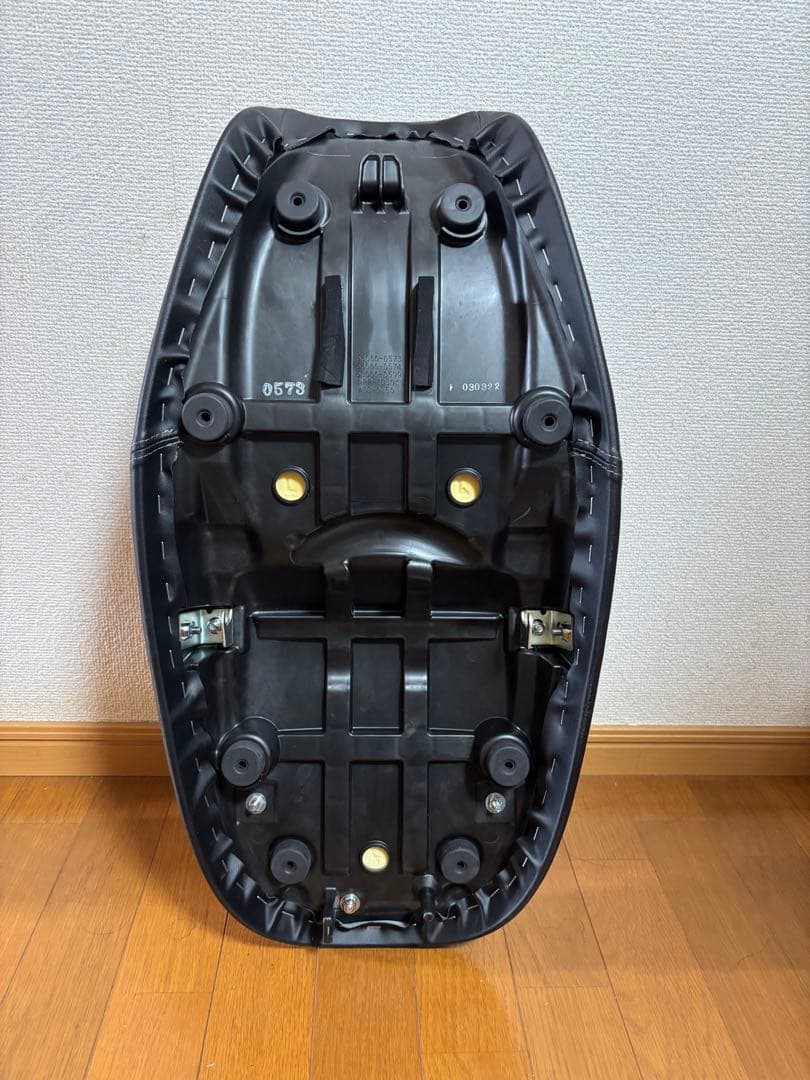 ど*ゃ様 カワサキZ900RS 純正ローシート 新品未使用