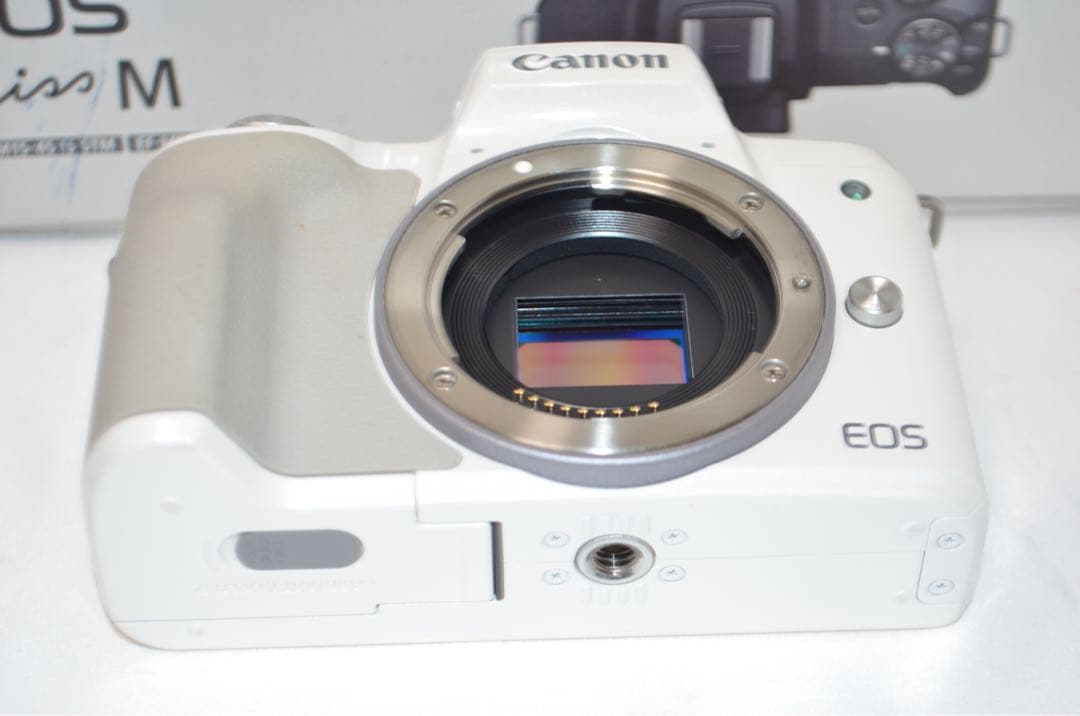 ★美品★お洒落ホワイト♪高性能ミラーレス！スマホ転送OK★キヤノン Kiss M