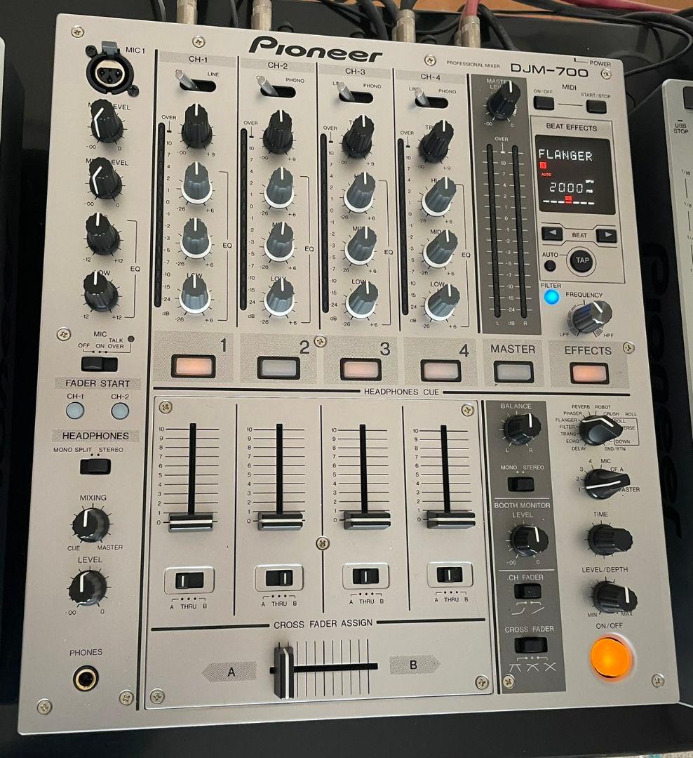 CDJ 2台、ミキサー、スピーカー、サンプラー