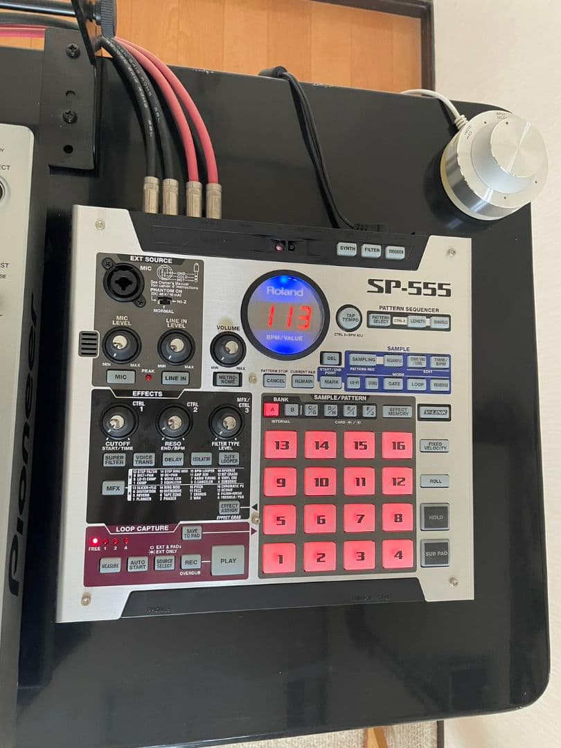 CDJ 2台、ミキサー、スピーカー、サンプラー