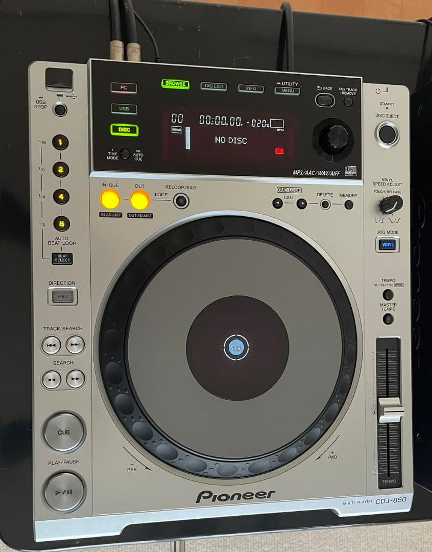 CDJ 2台、ミキサー、スピーカー、サンプラー