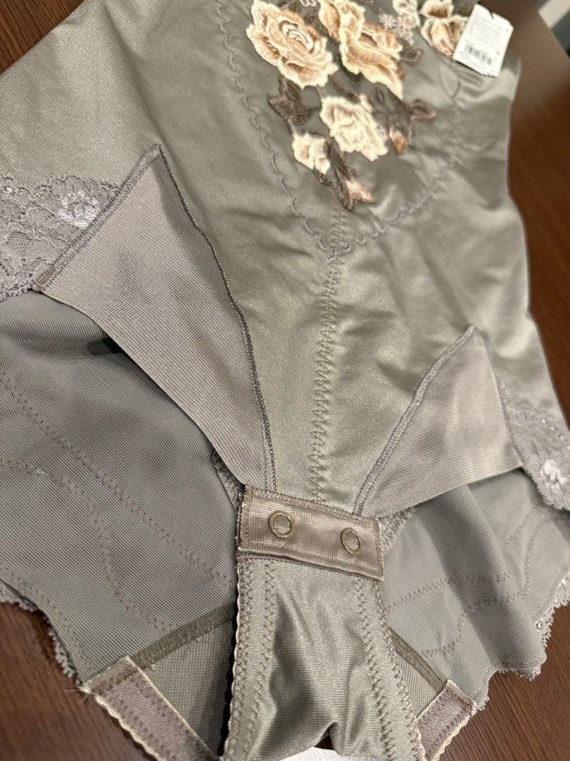 【ワコール】花柄刺繍ボディスーツ.キャミ. ペチコートの3点セット