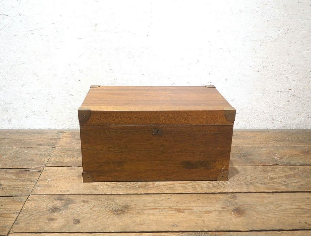 1356 鍵付き　無垢材の重厚なトランク　木箱　収納ケース　センターテーブル