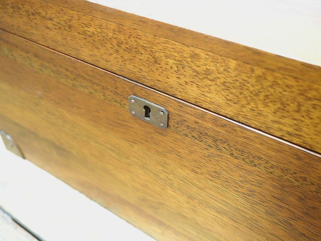 1356 鍵付き　無垢材の重厚なトランク　木箱　収納ケース　センターテーブル