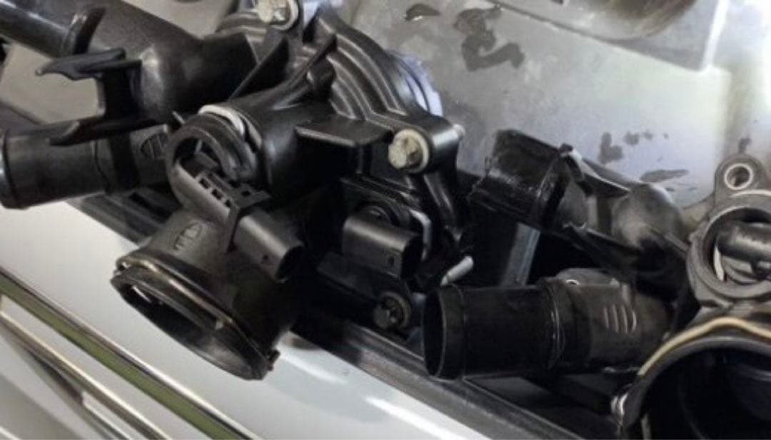 ベンツ純正部品　新品　送料込　サーモハウジング　w204、207,212,172