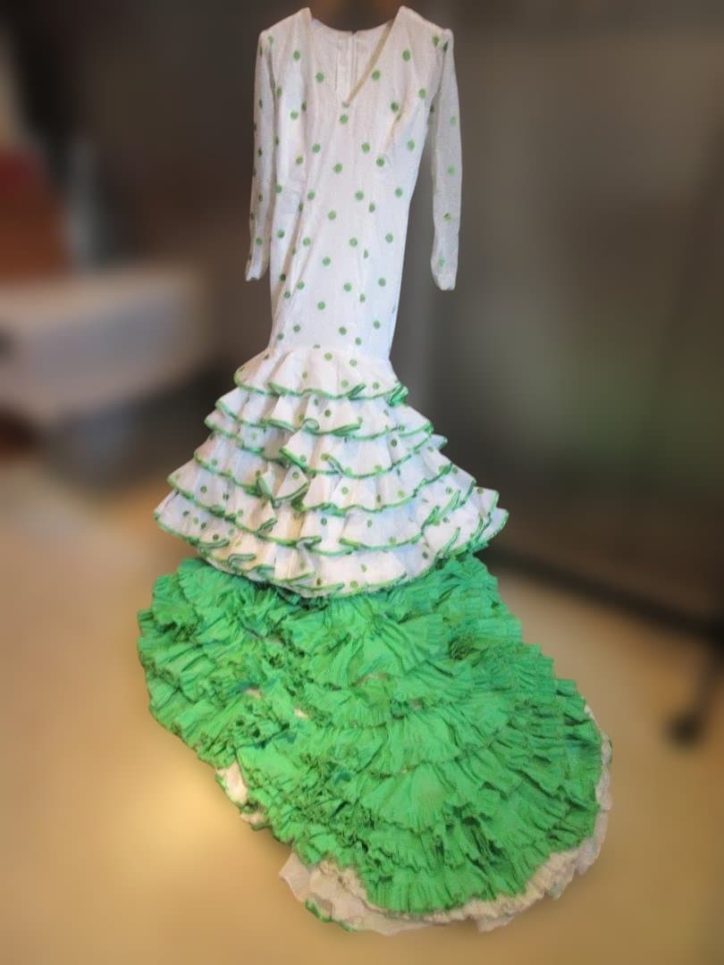 フラメンコドレス バタデコーラ 白地に緑のドット