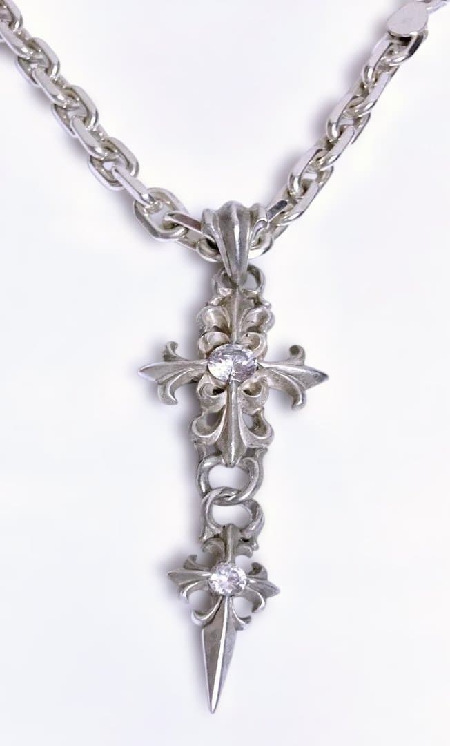 シルバーネックレス クロスチャーム ペンダントトップ ゴシック風クリスタル付き