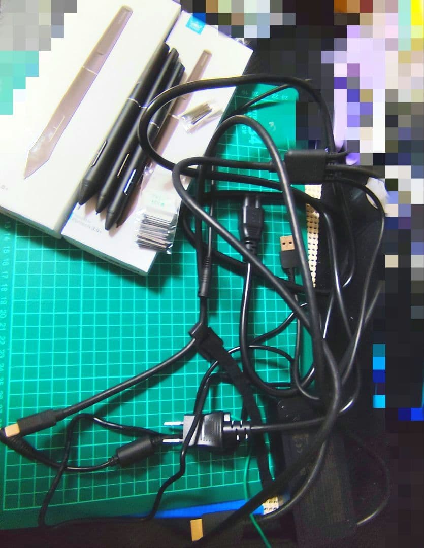 【ほぼ新品】HUION Kamvas24 液タブ　液晶ペンタブレット