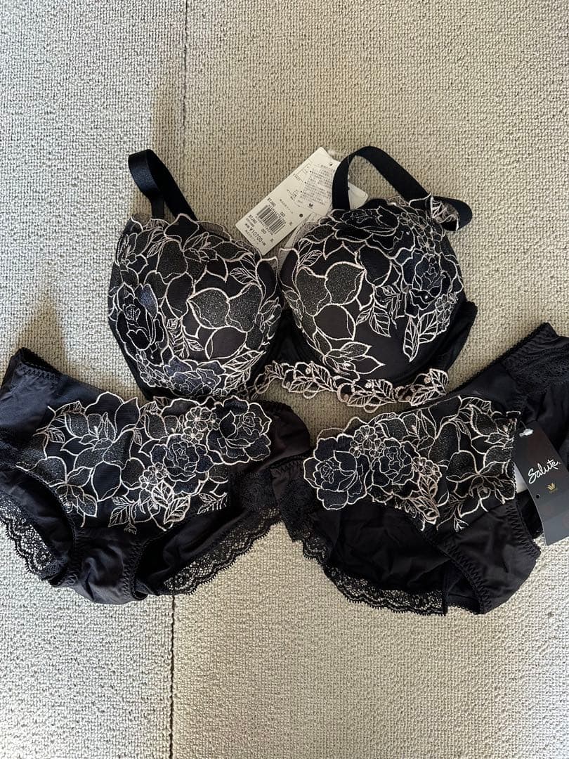 タグ付き未使用品！ワコール　サルート　ブラ&ショーツ2枚セット