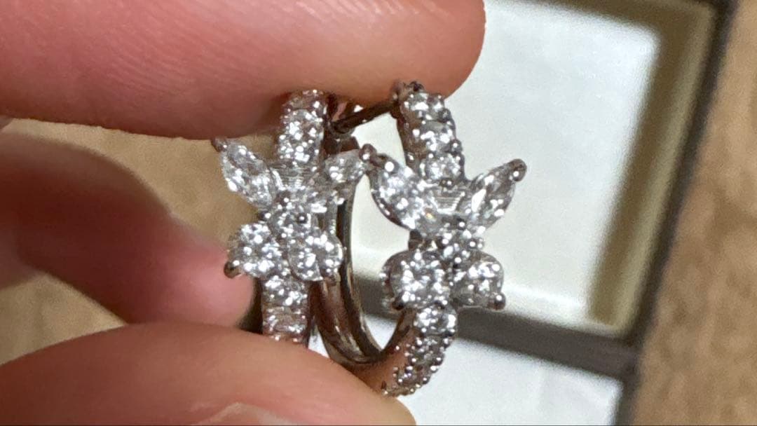 ダイヤモンドフープピアス バタフライモチーフ 0.70ct