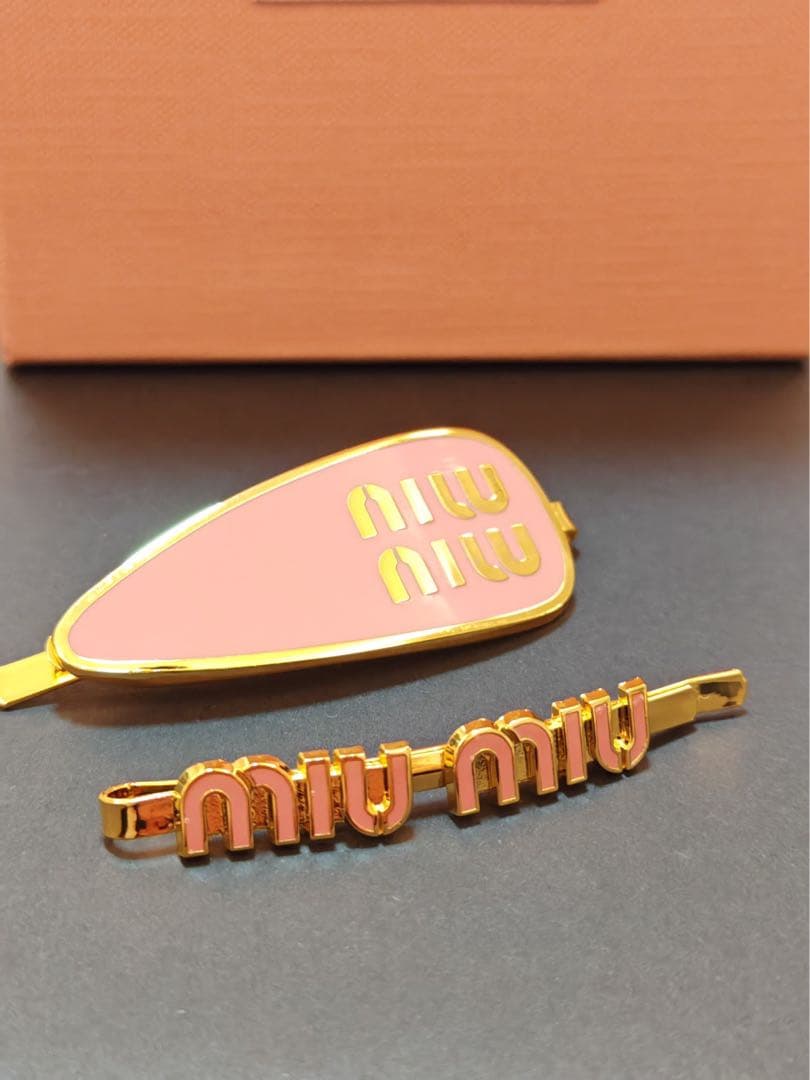 miu miu ヘアピン 2点セット ロゴ ピンク×ゴールド