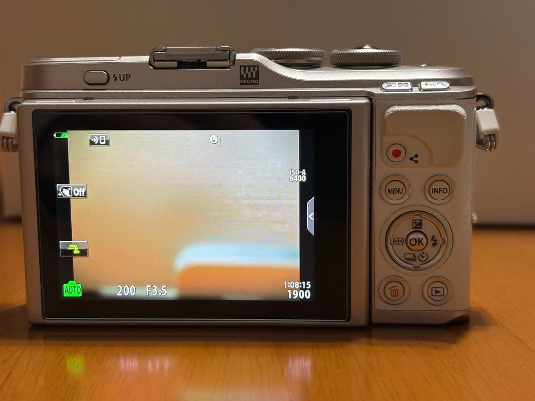 オリンパス ミラーレス一眼カメラE-PL10 ダブルズームキット 美品