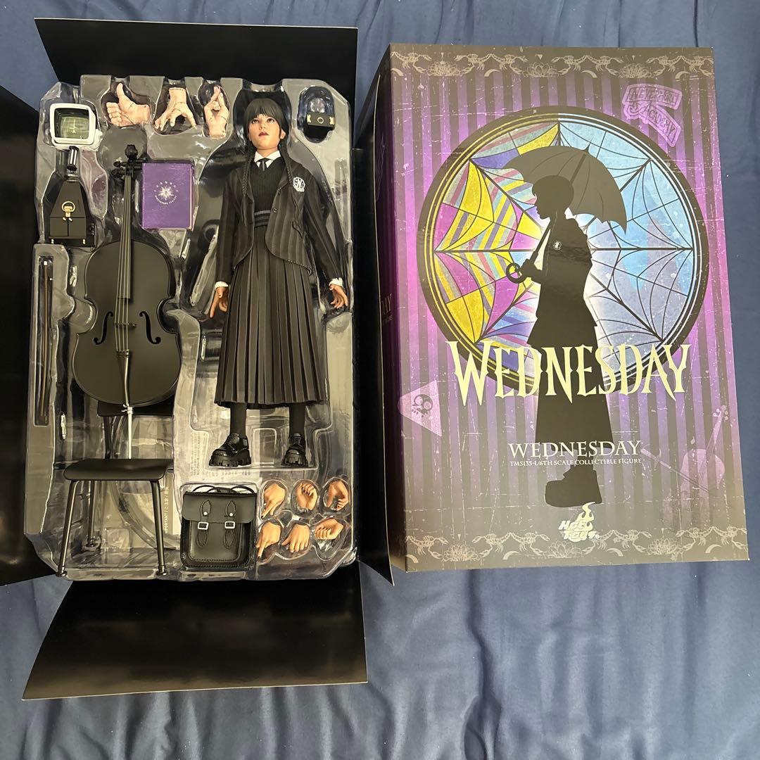 【開封品】ホットトイズ　ウェンズデー　Wednesday 1/6