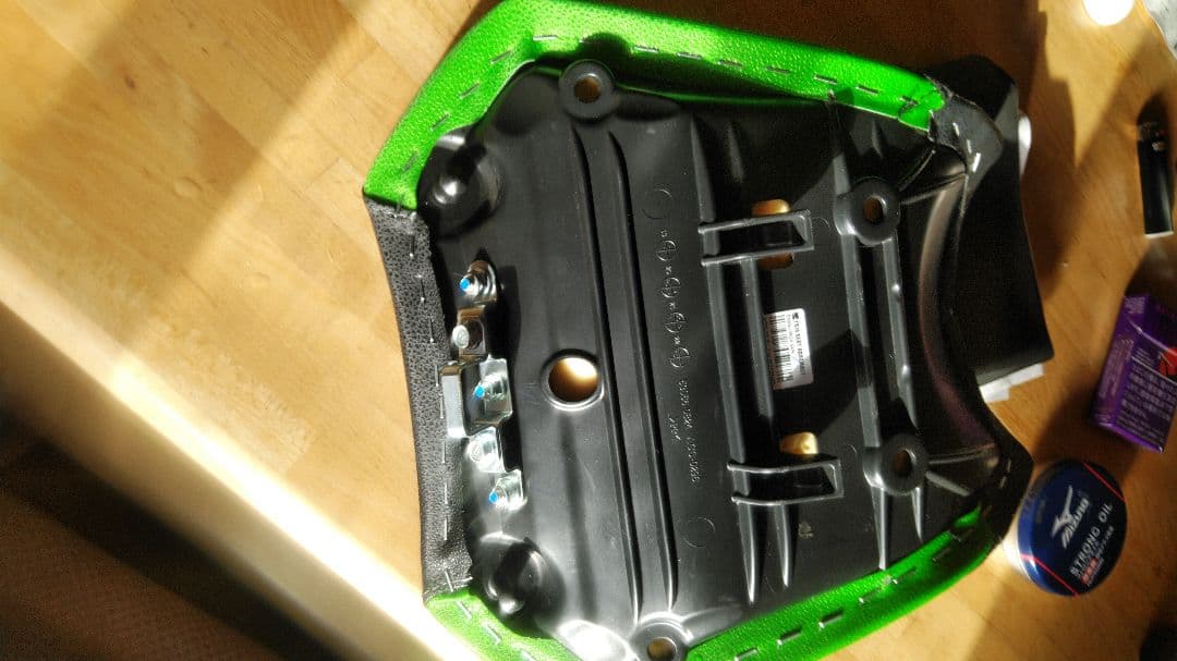 カワサキZH2ローシート カワサキプラザ純正品 2cmダウン　極美品