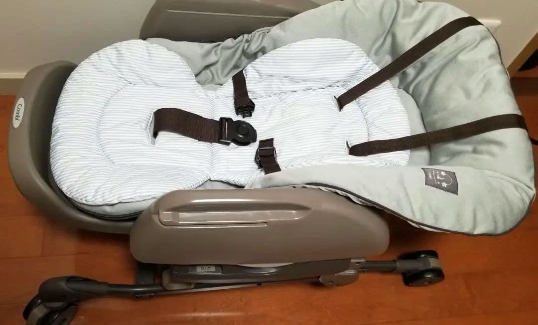 （送料込）コンビ ネムリラ 4キャス 手動 ハイローチェア